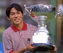 1998年日本オープンゴルフ選手権で優勝杯を手にする田中秀道プロ